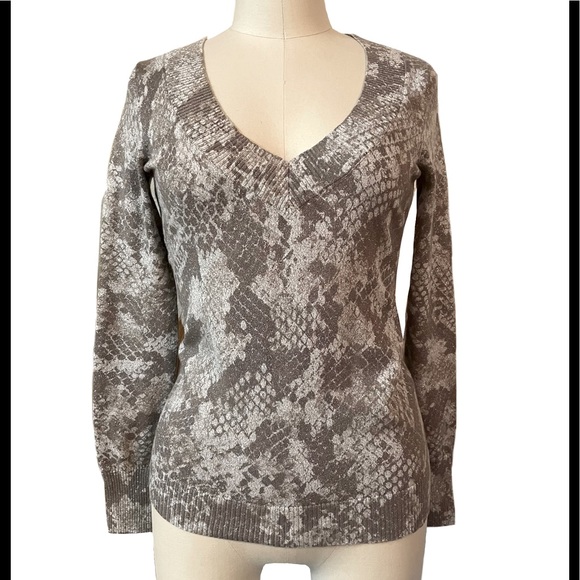 EXPRESS Women’s Snake Print LongSleeve Blouse - Picture 1 of 3